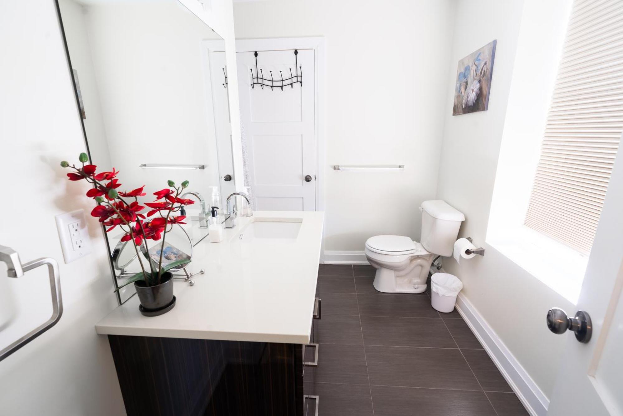 Spacious 3 Bedroom Apartment In Heart Of Niagara Thorold Exterior photo