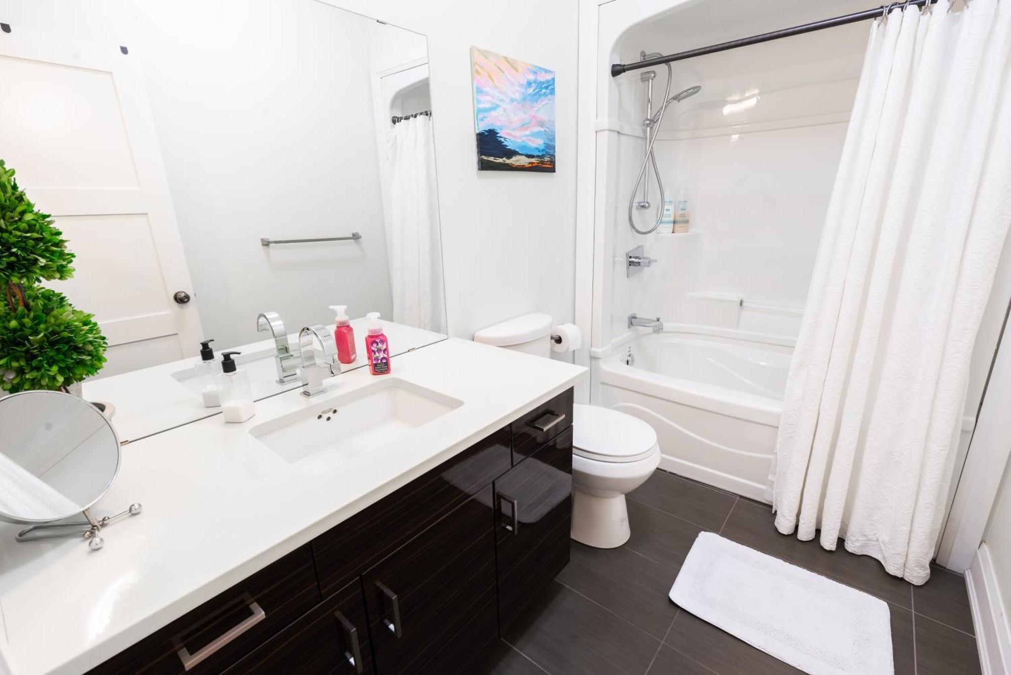 Spacious 3 Bedroom Apartment In Heart Of Niagara Thorold Exterior photo